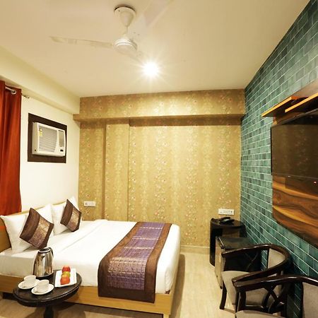 Green Plaza At Airport Hotel New Delhi Buitenkant foto