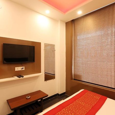 Green Plaza At Airport Hotel New Delhi Buitenkant foto