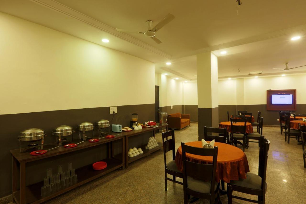 Green Plaza At Airport Hotel New Delhi Buitenkant foto