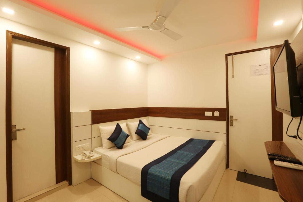 Green Plaza At Airport Hotel New Delhi Buitenkant foto
