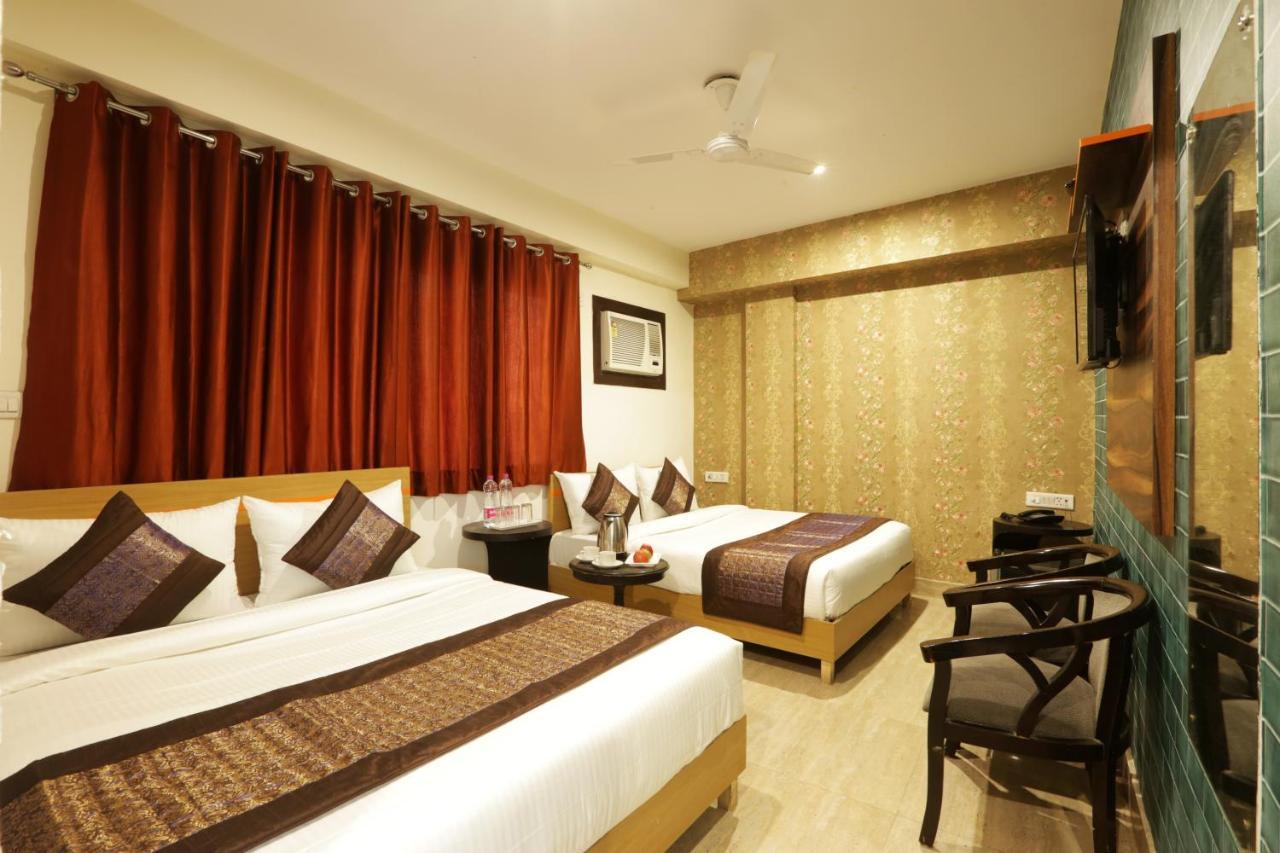 Green Plaza At Airport Hotel New Delhi Buitenkant foto