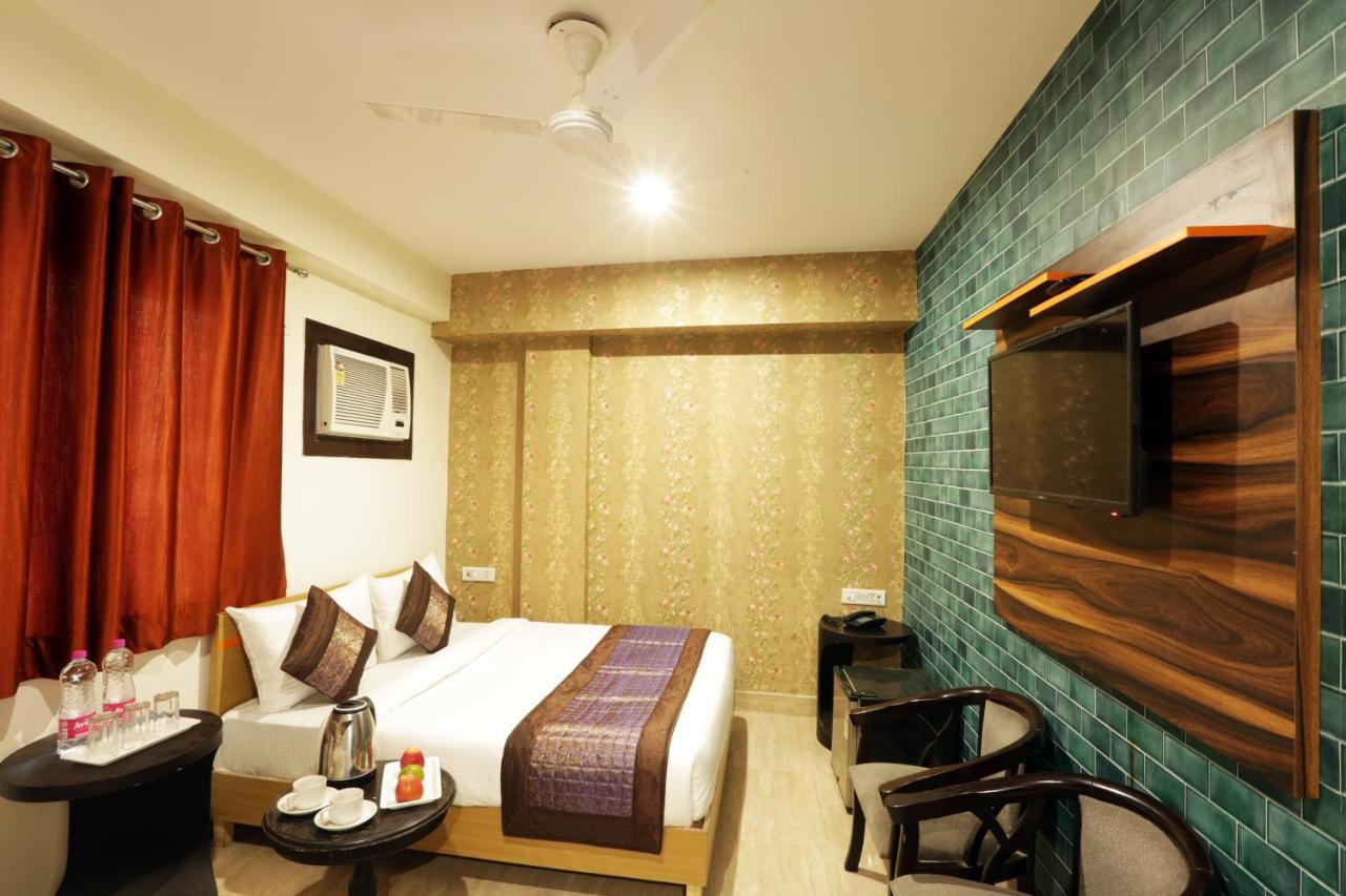 Green Plaza At Airport Hotel New Delhi Buitenkant foto