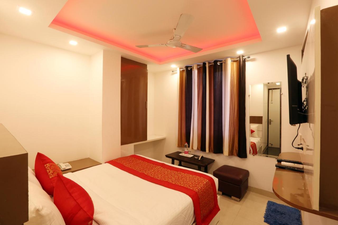 Green Plaza At Airport Hotel New Delhi Buitenkant foto