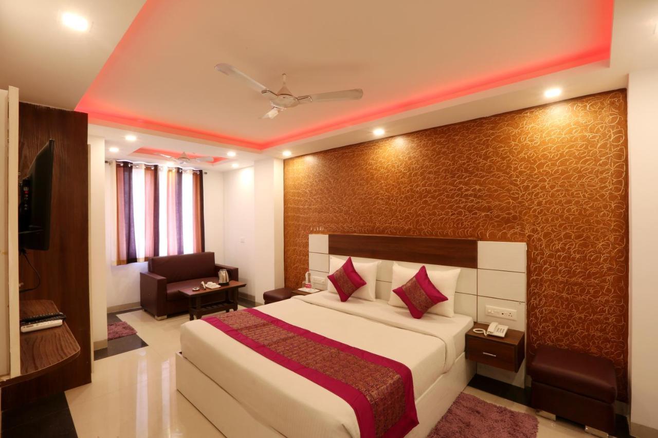 Green Plaza At Airport Hotel New Delhi Buitenkant foto