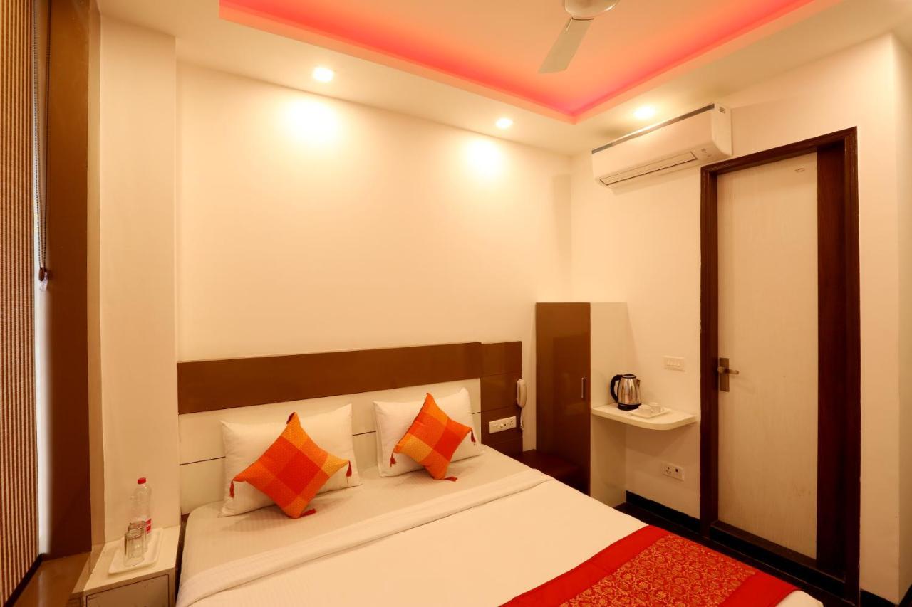 Green Plaza At Airport Hotel New Delhi Buitenkant foto