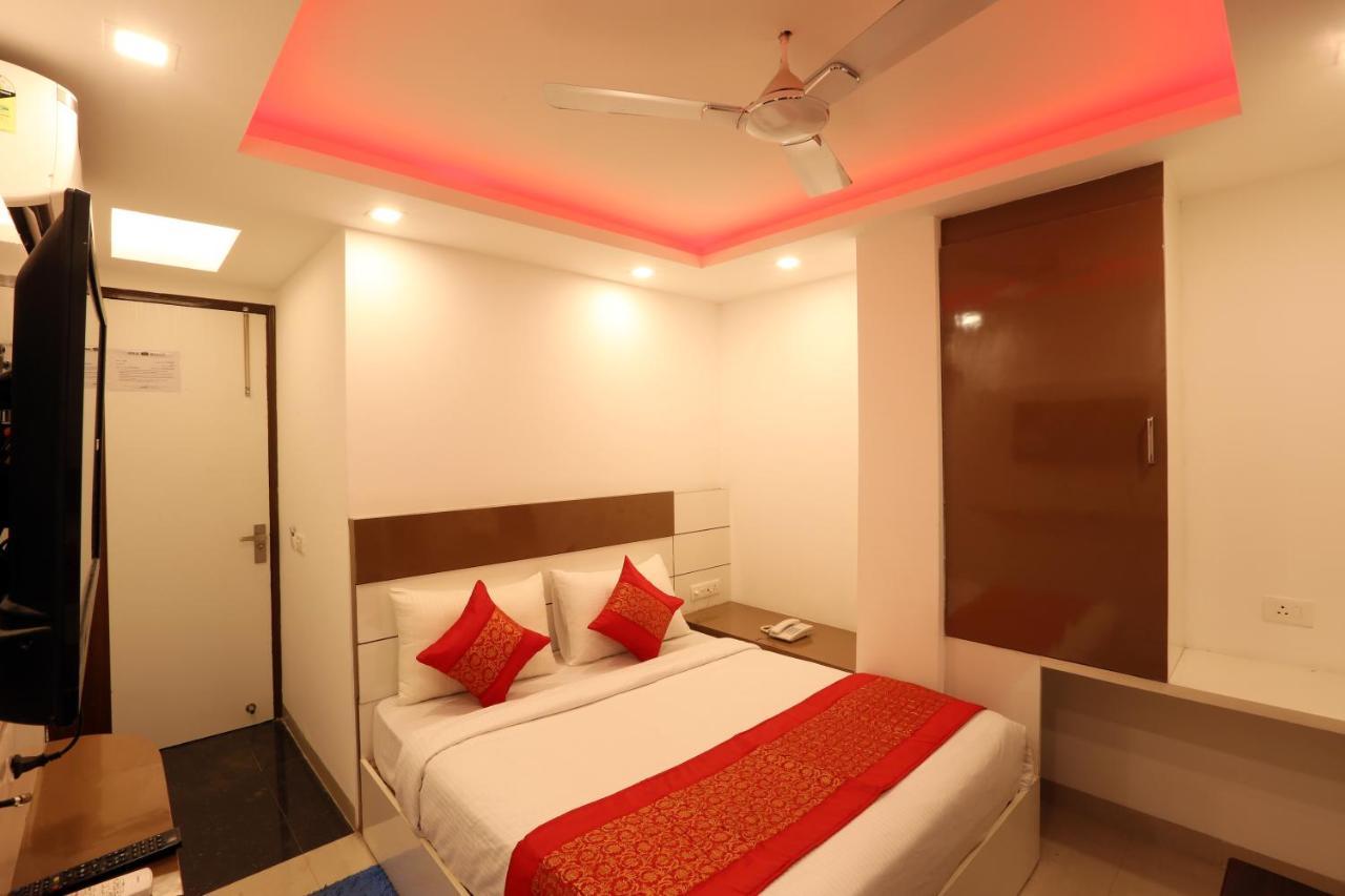 Green Plaza At Airport Hotel New Delhi Buitenkant foto