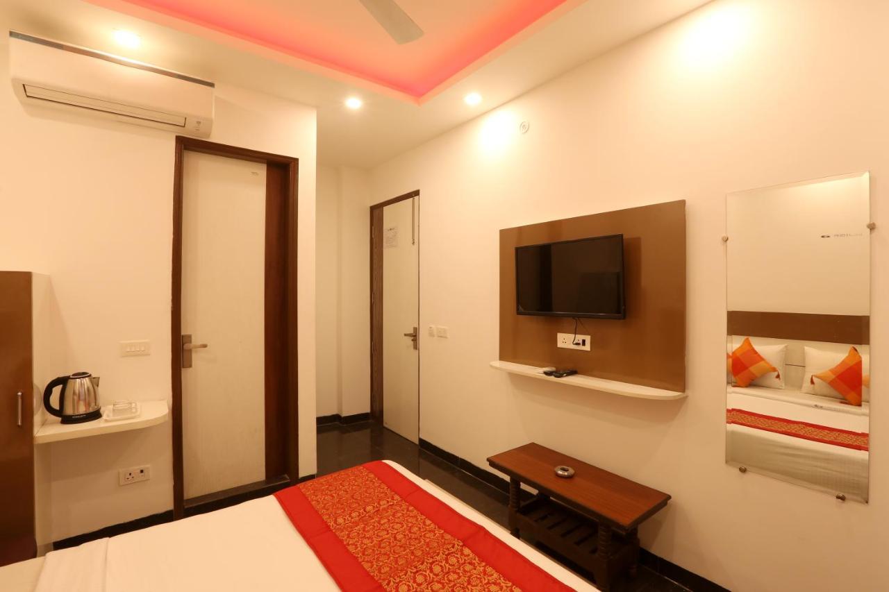 Green Plaza At Airport Hotel New Delhi Buitenkant foto