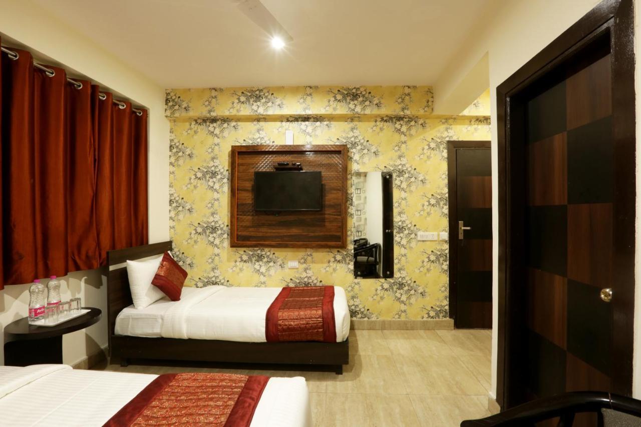 Green Plaza At Airport Hotel New Delhi Buitenkant foto