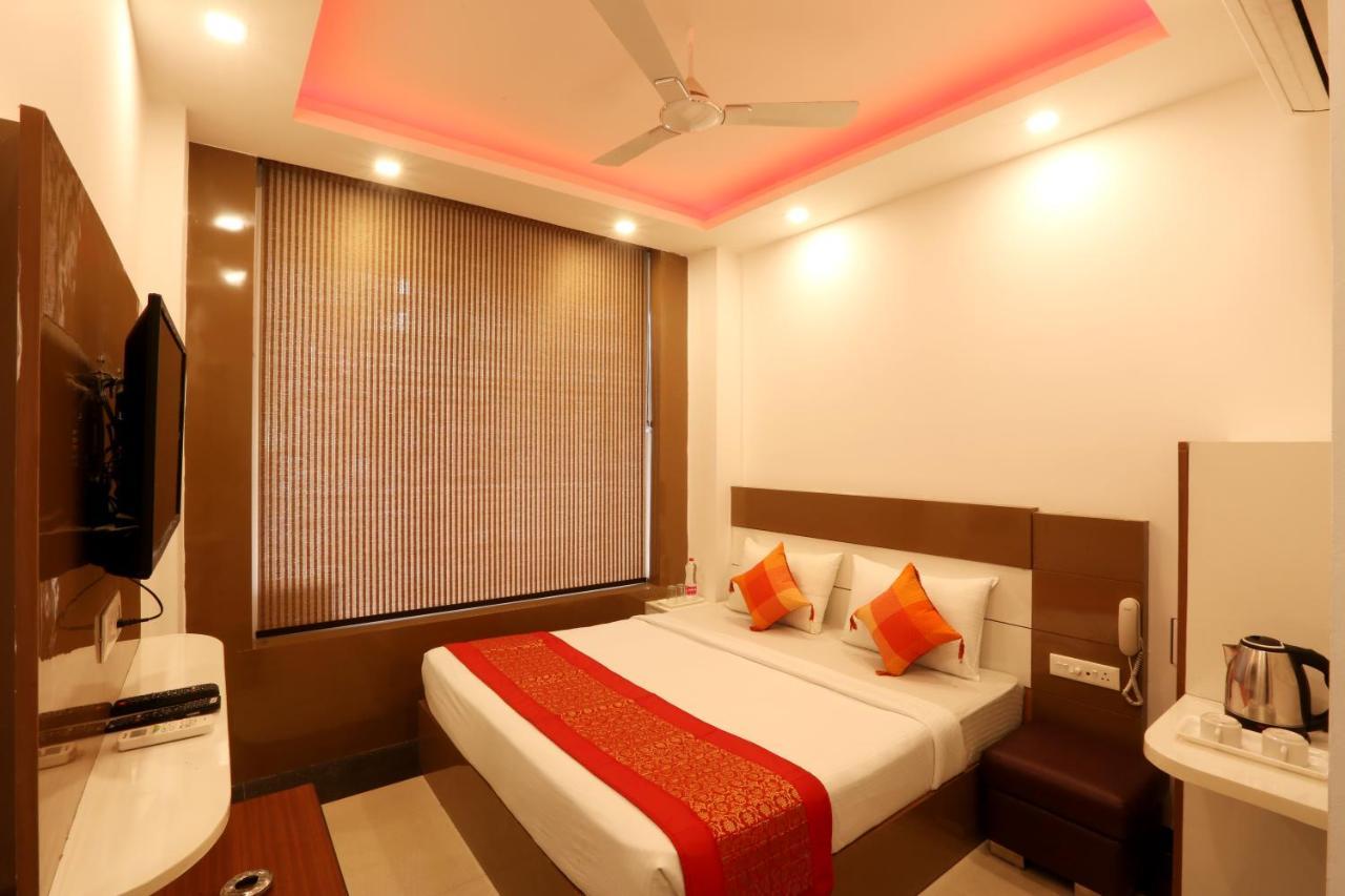 Green Plaza At Airport Hotel New Delhi Buitenkant foto