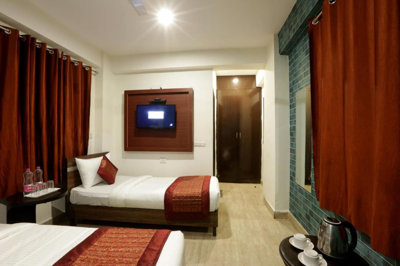 Green Plaza At Airport Hotel New Delhi Buitenkant foto