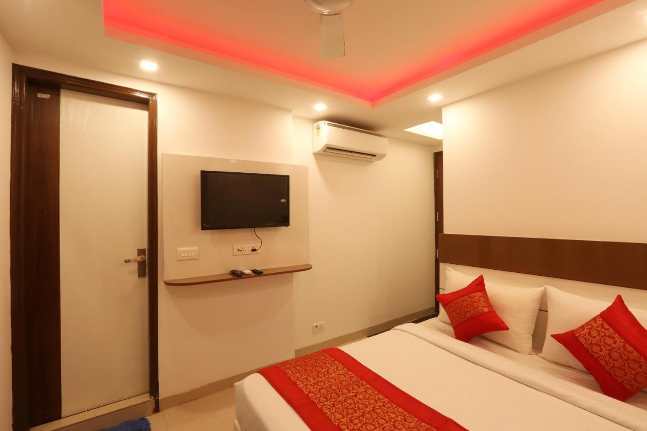 Green Plaza At Airport Hotel New Delhi Buitenkant foto