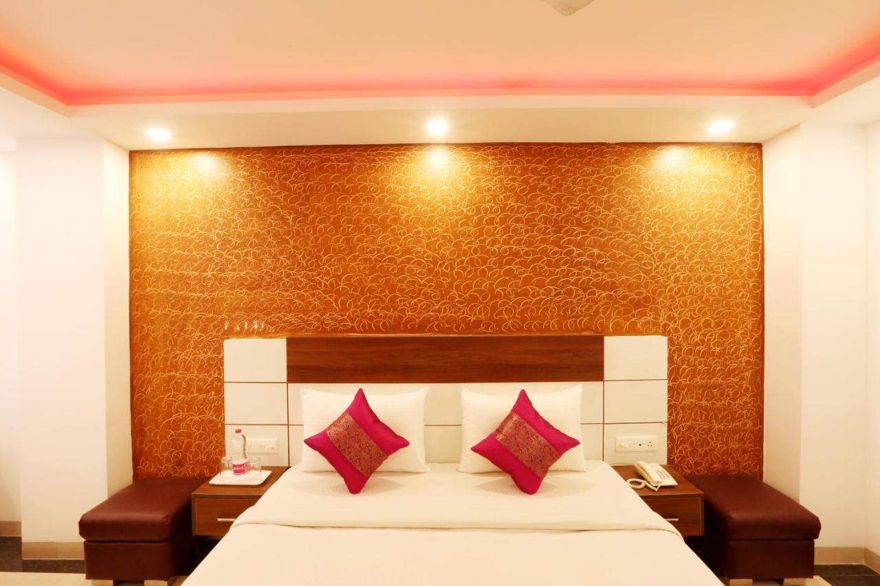 Green Plaza At Airport Hotel New Delhi Buitenkant foto