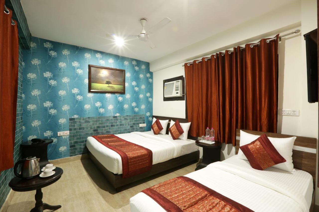 Green Plaza At Airport Hotel New Delhi Buitenkant foto